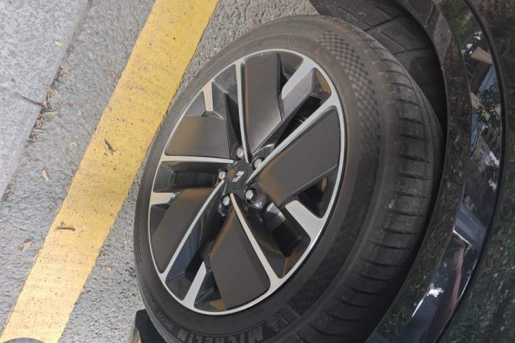 Used Li Auto L9 2025 Ultra Smart Refreshed Edition Right Front Wheel Hub