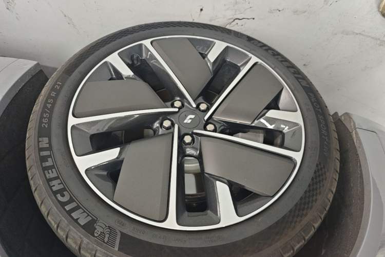 Used Li Auto L9 2025 Ultra Smart Refreshed Edition Left Front Wheel Hub
