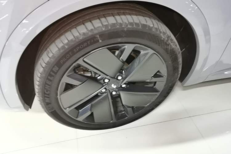 Used Li Auto L9 2025 Ultra Smart Refreshed Edition Left Front Wheel Hub