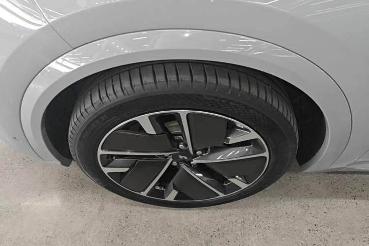 Used Li Auto L9 2025 Ultra Smart Refreshed Edition Left Front Wheel Hub