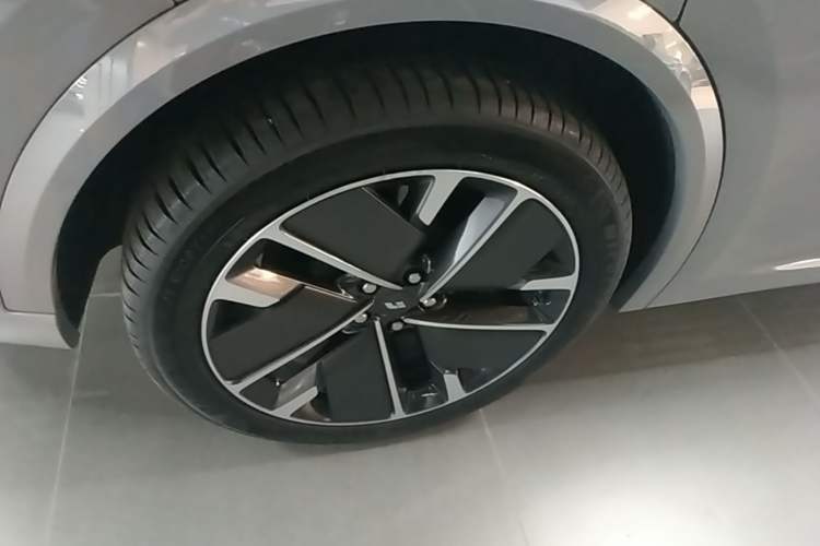 Used Li Auto L9 2025 Ultra Smart Refreshed Edition Right Rear Wheel Hub