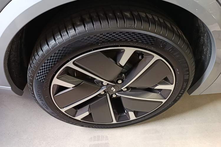 Used Li Auto L9 2025 Ultra Smart Refreshed Edition Right Rear Wheel Hub