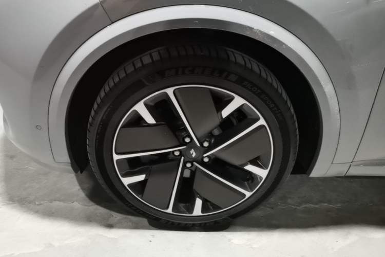 Used Li Auto L9 2025 Pro Smart Refreshed Edition Left Front Wheel Hub