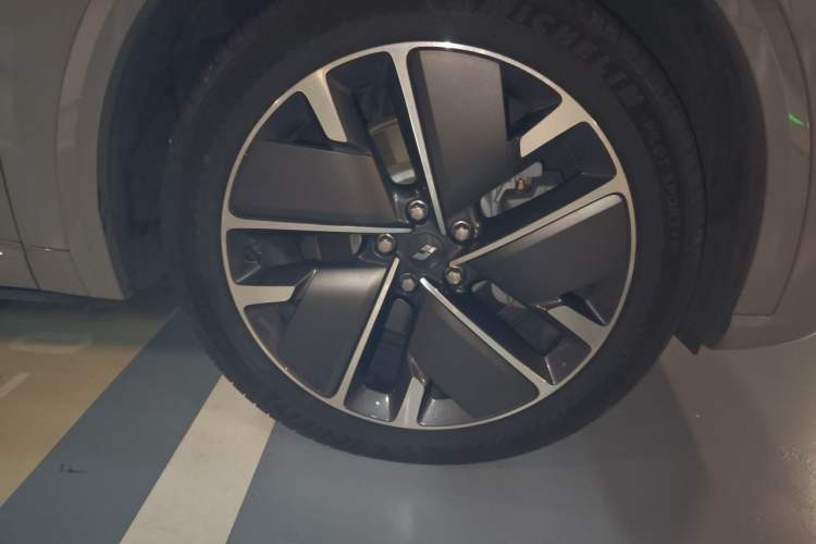Used Li Auto L9 2025 Pro Smart Refreshed Edition Right Front Wheel Hub