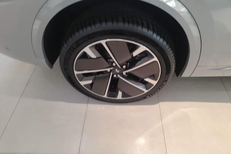 Used Li Auto L9 2025 Ultra Smart Refreshed Edition Right Rear Wheel Hub