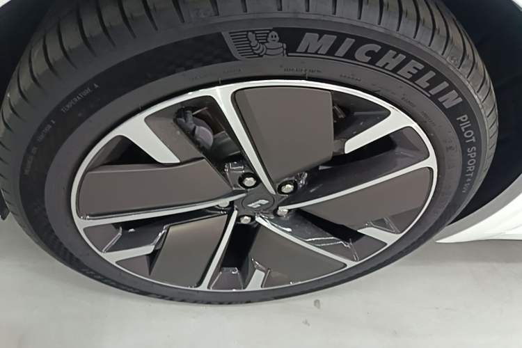 Used Li Auto L9 2025 Pro Smart Refreshed Edition Left Front Wheel Hub
