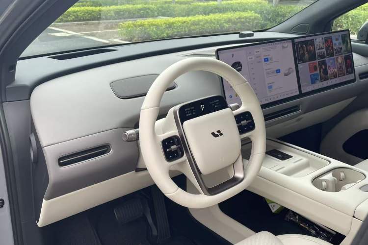 Used Li Auto i6 2025 Model Two-Wheel-Drive Standard Type Interior 1