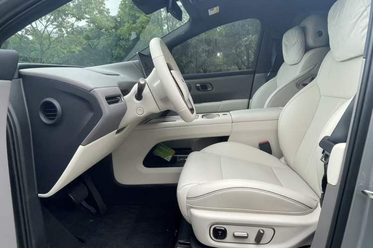 Used Li Auto i6 2025 Model Two-Wheel-Drive Standard Type Interior 3