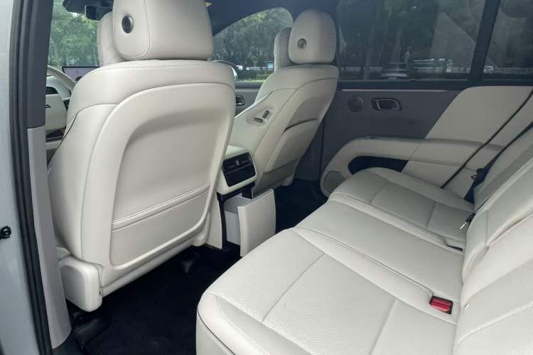 Used Li Auto i6 2025 Model Two-Wheel-Drive Standard Type Interior 4