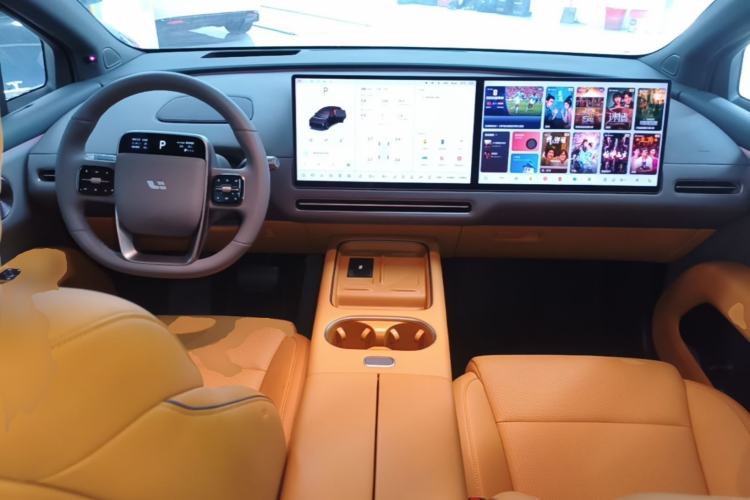 Used Li Auto i6 2025 Model Four-Wheel-Drive Standard Type Center Console