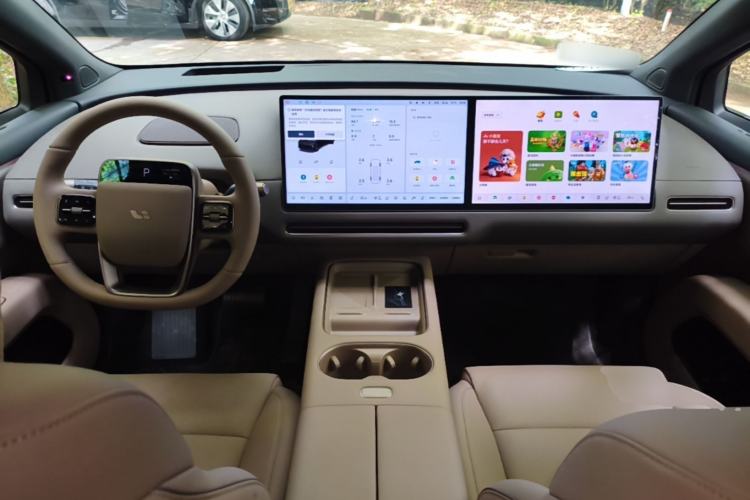Used Li Auto i6 2025 Model Four-Wheel-Drive Standard Type Center Console