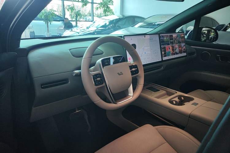 Used Li Auto i6 2025 Model Two-Wheel-Drive Standard Type Center Console