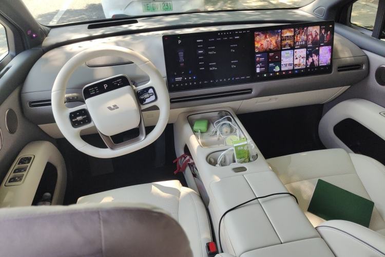 Used Li Auto i6 2025 Model Two-Wheel-Drive Standard Type Center Console