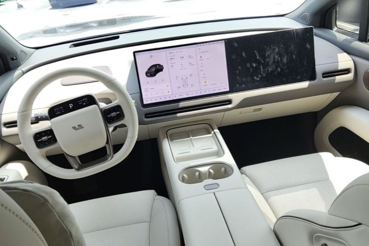 Used Li Auto i6 2025 Model Two-Wheel-Drive Standard Type Center Console