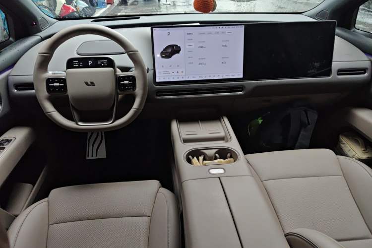 Used Li Auto i6 2025 Model Two-Wheel-Drive Standard Type Center Console