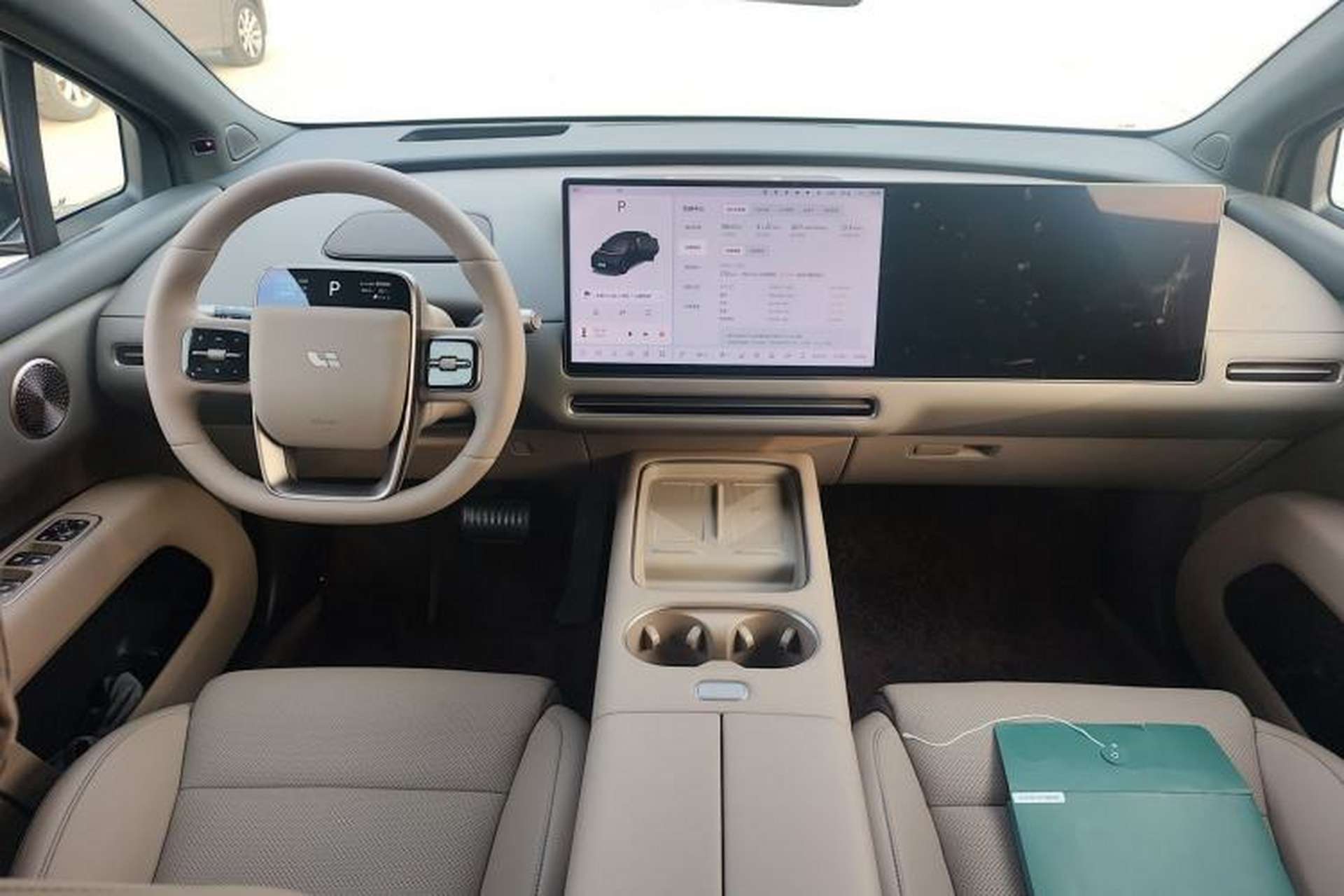 Used Li Auto i6 2025 Model Four-Wheel-Drive Standard Type Center Console