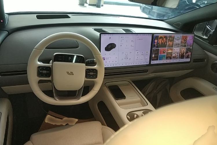 Used Li Auto i6 2025 Model Four-Wheel-Drive Standard Type Center Console