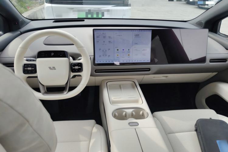 Used Li Auto i6 2025 Model Four-Wheel-Drive Standard Type Center Console