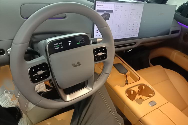 Used Li Auto i6 2025 Model Two-Wheel-Drive Standard Type Center Console