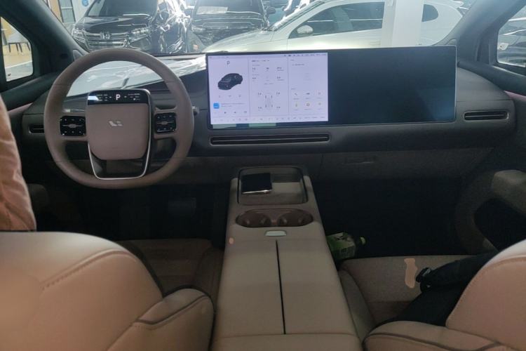 Used Li Auto i6 2025 Model Two-Wheel-Drive Standard Type Center Console