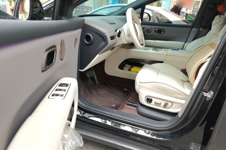 Used Li Auto i6 2025 Model Four-Wheel-Drive Standard Type Driver Seat