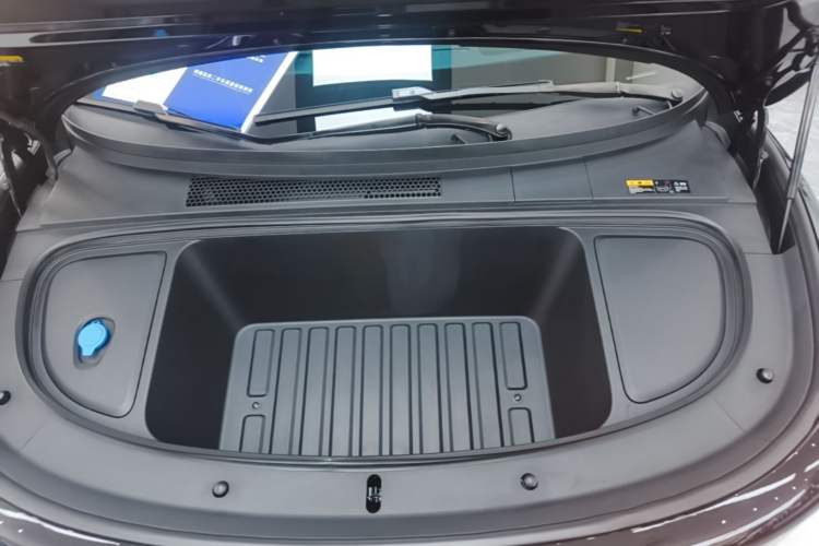 Used Li Auto i6 2025 Model Four-Wheel-Drive Standard Type Engine Bay