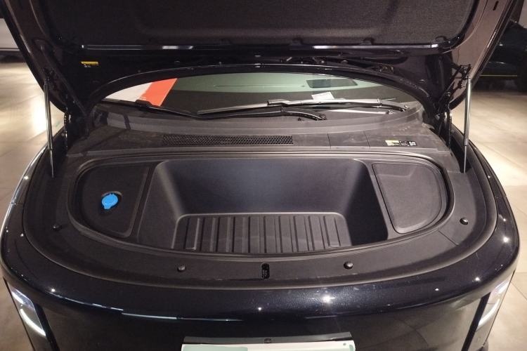 Used Li Auto i6 2025 Model Four-Wheel-Drive Standard Type Engine Bay