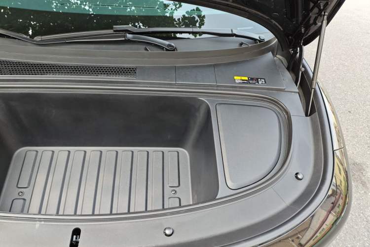 Used Li Auto i6 2025 Model Four-Wheel-Drive Standard Type Engine Bay Left