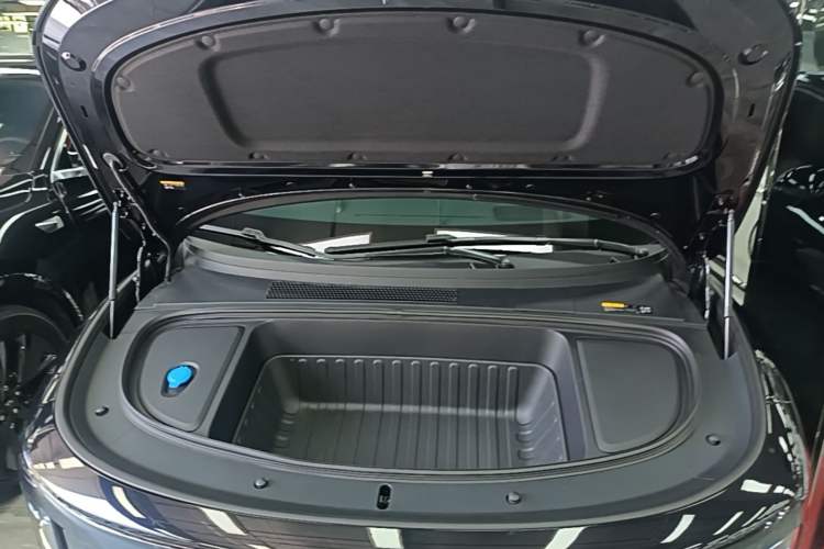 Used Li Auto i6 2025 Model Four-Wheel-Drive Standard Type Engine Bay