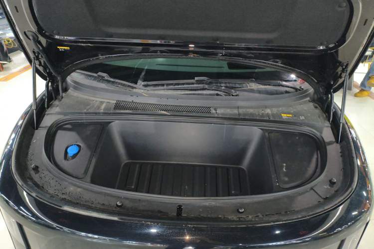 Used Li Auto i6 2025 Model Four-Wheel-Drive Standard Type Engine Bay