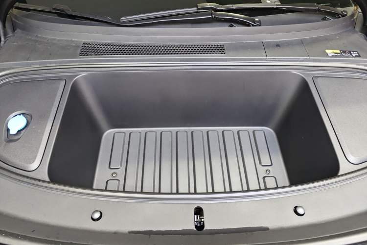 Used Li Auto i6 2025 Model Two-Wheel-Drive Standard Type Engine Bay
