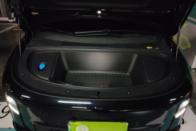 Used Li Auto i6 2025 Model Four-Wheel-Drive Standard Type Engine Bay