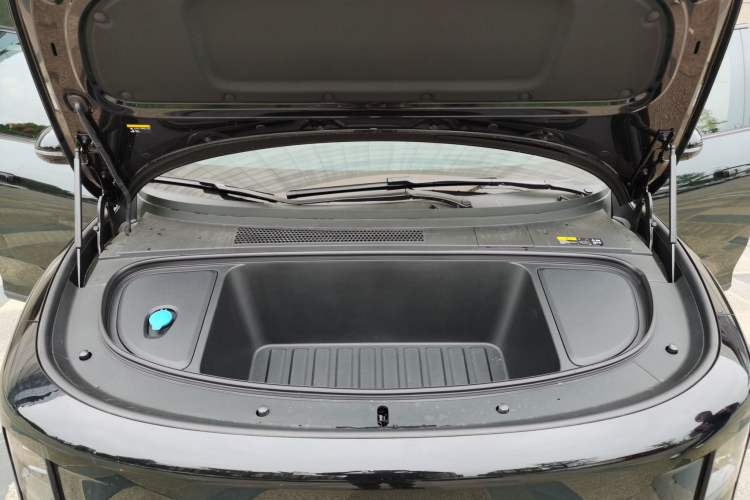 Used Li Auto i6 2025 Model Four-Wheel-Drive Standard Type Engine Bay