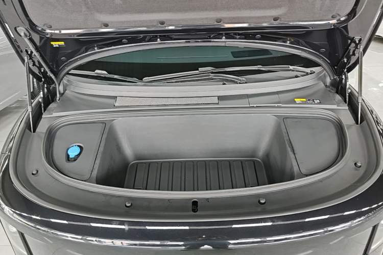 Used Li Auto i6 2025 Model Four-Wheel-Drive Standard Type Engine Bay
