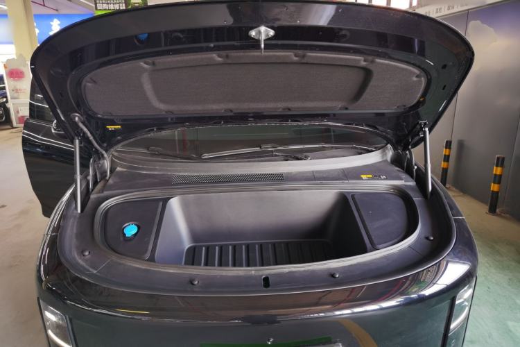 Used Li Auto i6 2025 Model Four-Wheel-Drive Standard Type Engine Bay