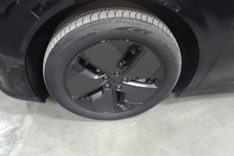 Used Li Auto i6 2025 Model Two-Wheel-Drive Standard Type Exterior 4