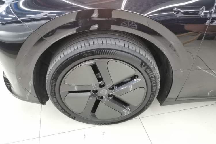 Used Li Auto i6 2025 Model Two-Wheel-Drive Standard Type Exterior 4