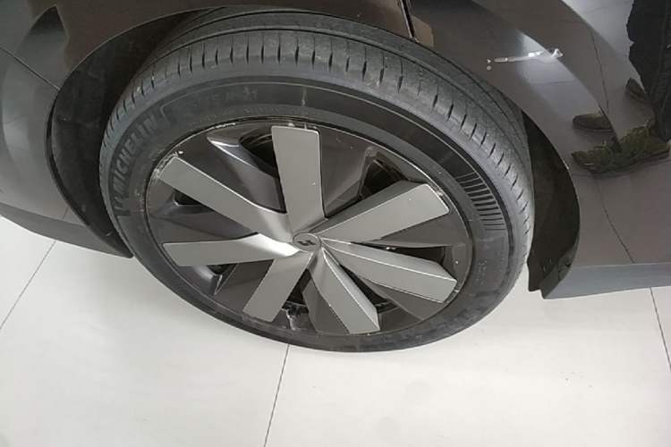 Used Li Auto i6 2025 Model Four-Wheel-Drive Standard Type Exterior 5