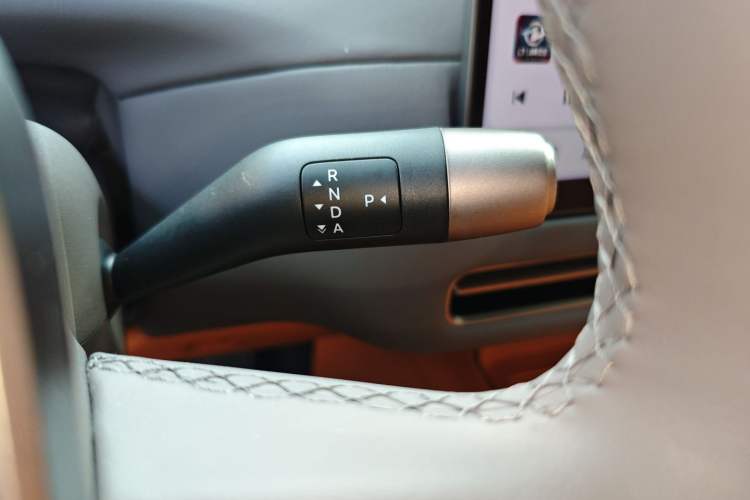 Used Li Auto i6 2025 Model Four-Wheel-Drive Standard Type Gear Lever