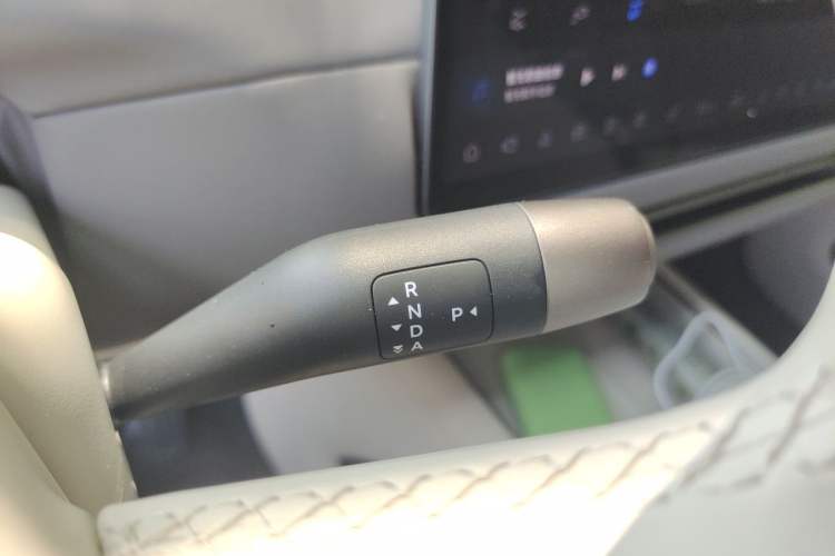 Used Li Auto i6 2025 Model Two-Wheel-Drive Standard Type Gear Lever