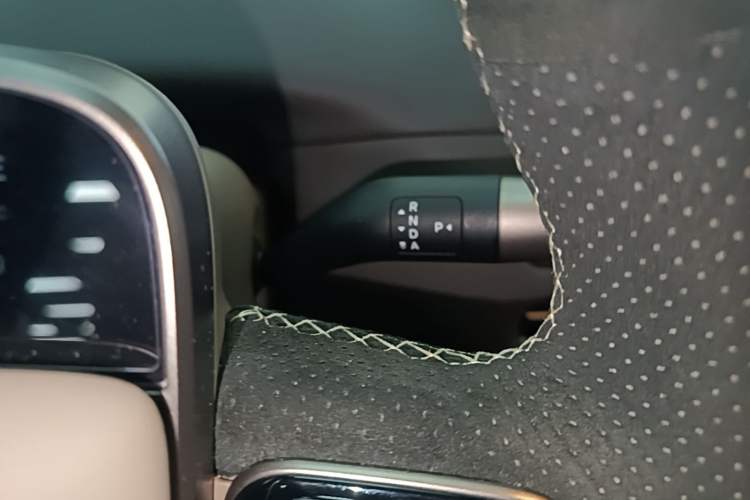 Used Li Auto i6 2025 Model Four-Wheel-Drive Standard Type Gear Lever