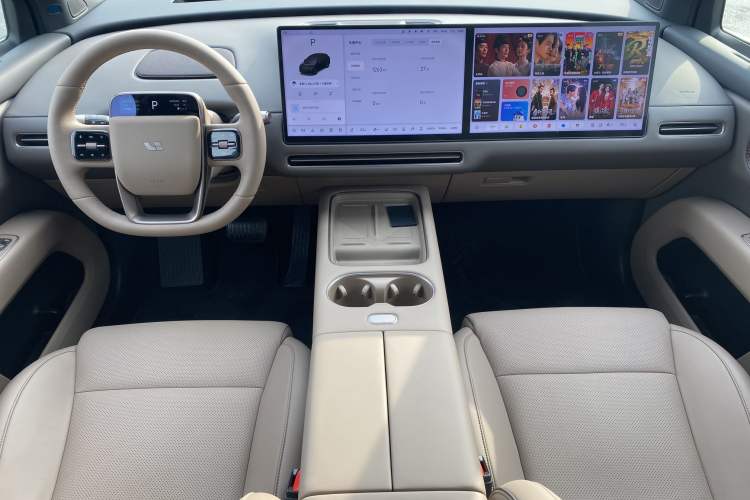 Used Li Auto i6 2025 Model Four-Wheel-Drive Standard Type Interior 1