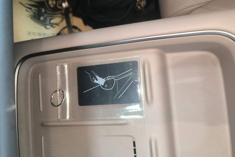 Used Li Auto i6 2025 Model Two-Wheel-Drive Standard Type Interior 1