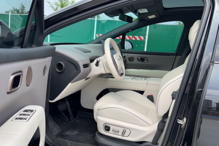 Used Li Auto i6 2025 Model Two-Wheel-Drive Standard Type Interior 1