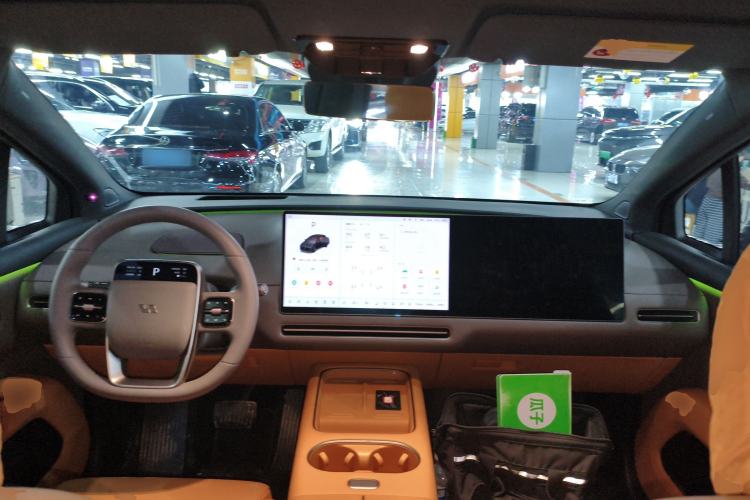 Used Li Auto i6 2025 Model Four-Wheel-Drive Standard Type Interior 2