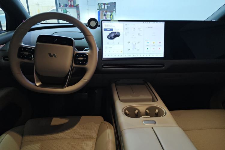 Used Li Auto i6 2025 Model Two-Wheel-Drive Standard Type Interior 2