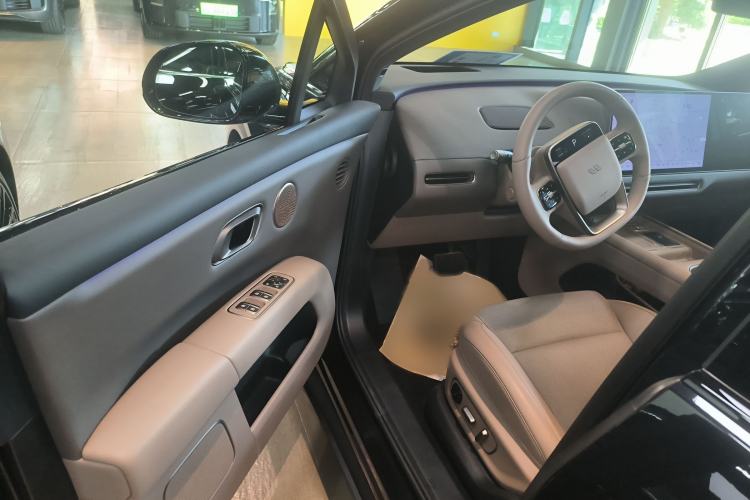 Used Li Auto i6 2025 Model Two-Wheel-Drive Standard Type Interior 3