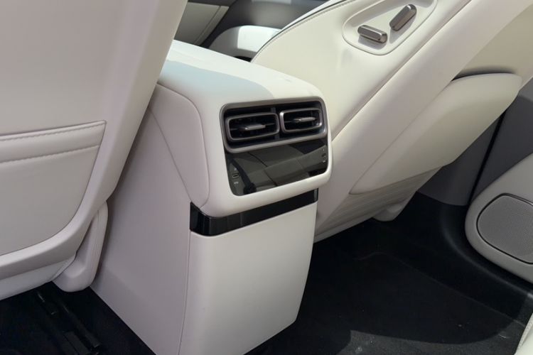 Used Li Auto i6 2025 Model Two-Wheel-Drive Standard Type Interior 3