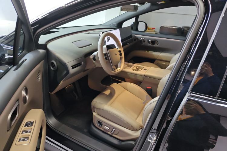 Used Li Auto i6 2025 Model Two-Wheel-Drive Standard Type Interior 3