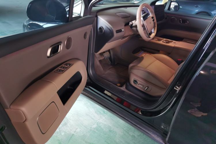 Used Li Auto i6 2025 Model Four-Wheel-Drive Standard Type Interior 3